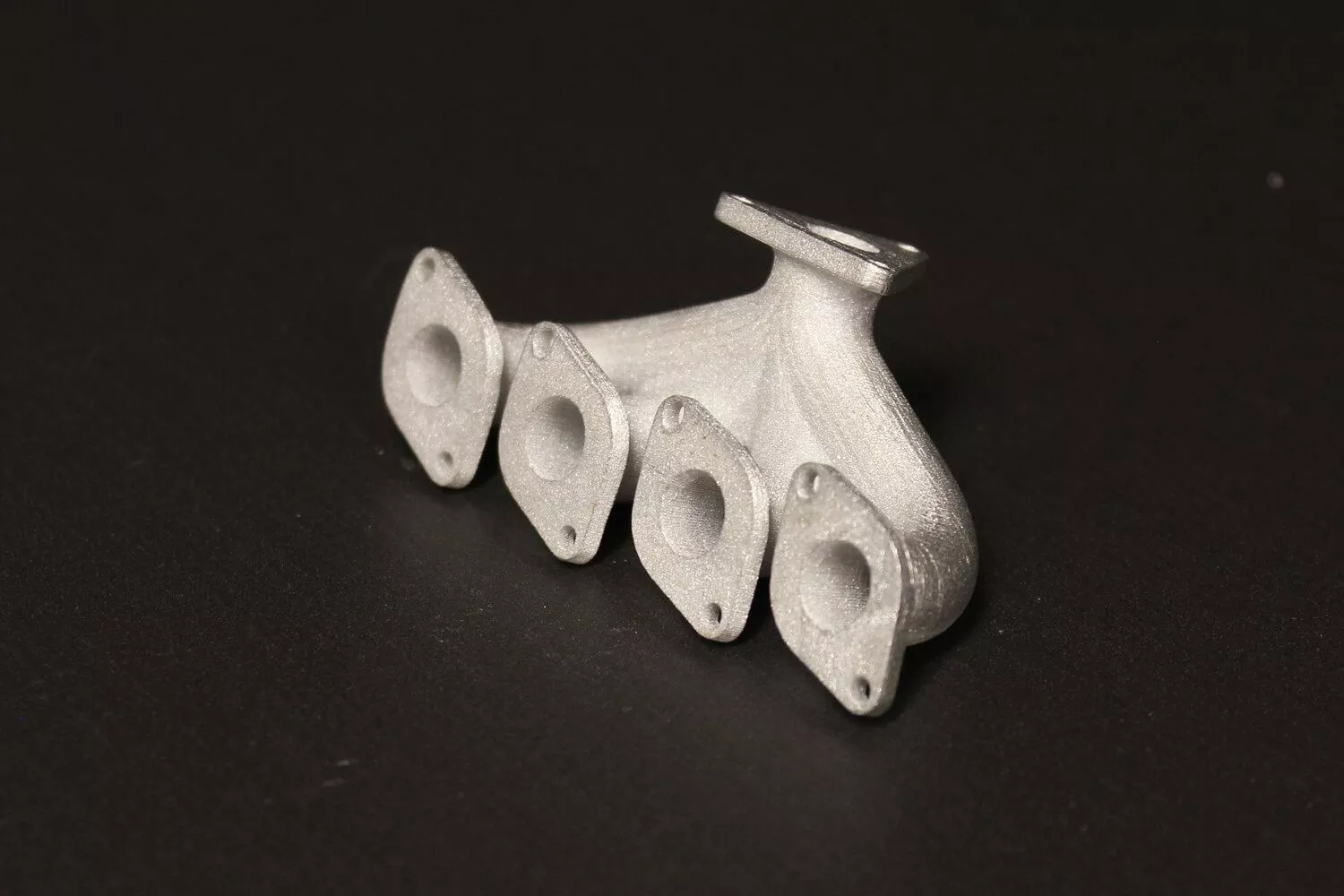 Аддитивное производство впускного коллектора для двигателя БПЛА